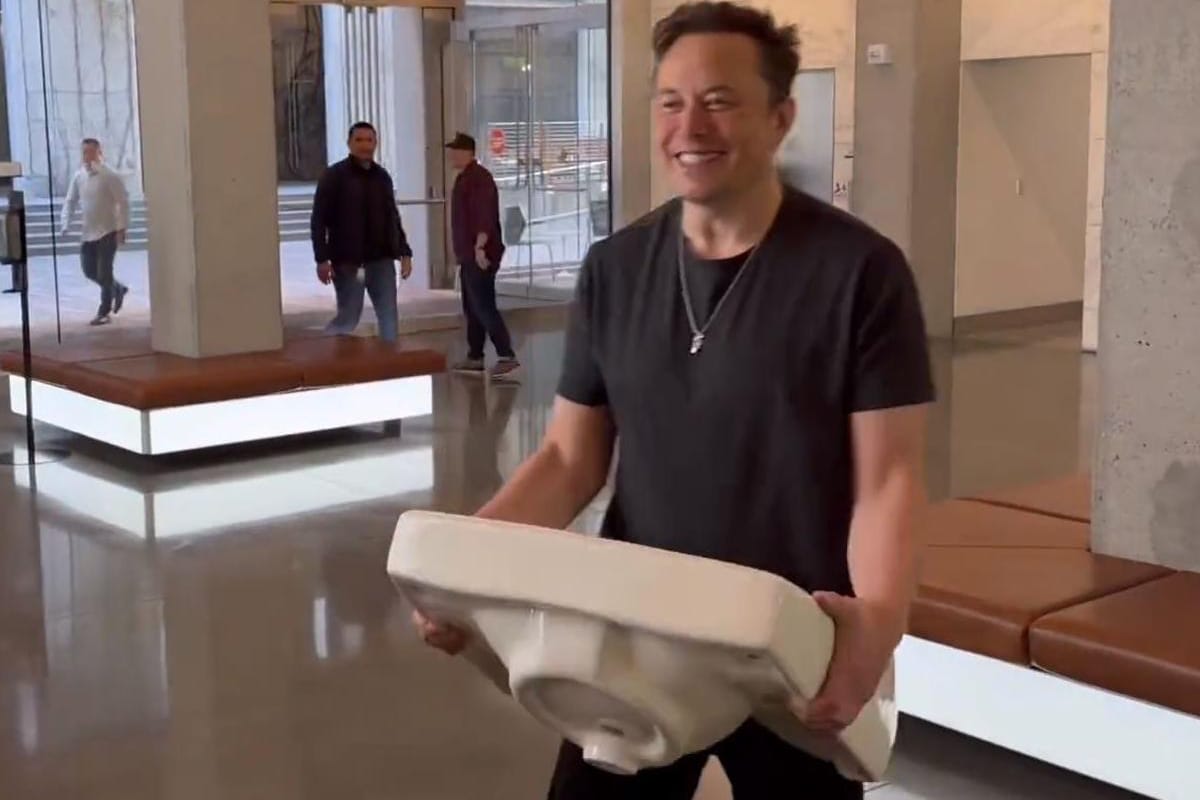 Elon Musk a enfin vraiment racheté Twitter : fuck
